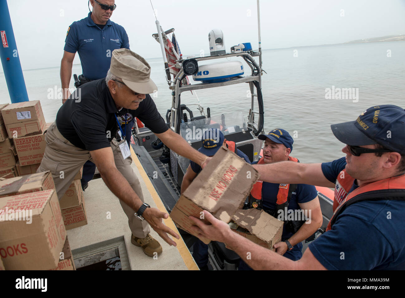 Les gardes-côtes américains affectés à l'Heriberto USCGC Hernandez (CMP 1114), un coupe-homeported Réponse rapide à San Juan, Puerto Rico, fournit de la nourriture à proximité du port de Ponce, Puerto Rico, le 27 septembre 2017. (U.S. Photo de la Garde côtière par Maître de 1re classe Michael De Nyse) Banque D'Images