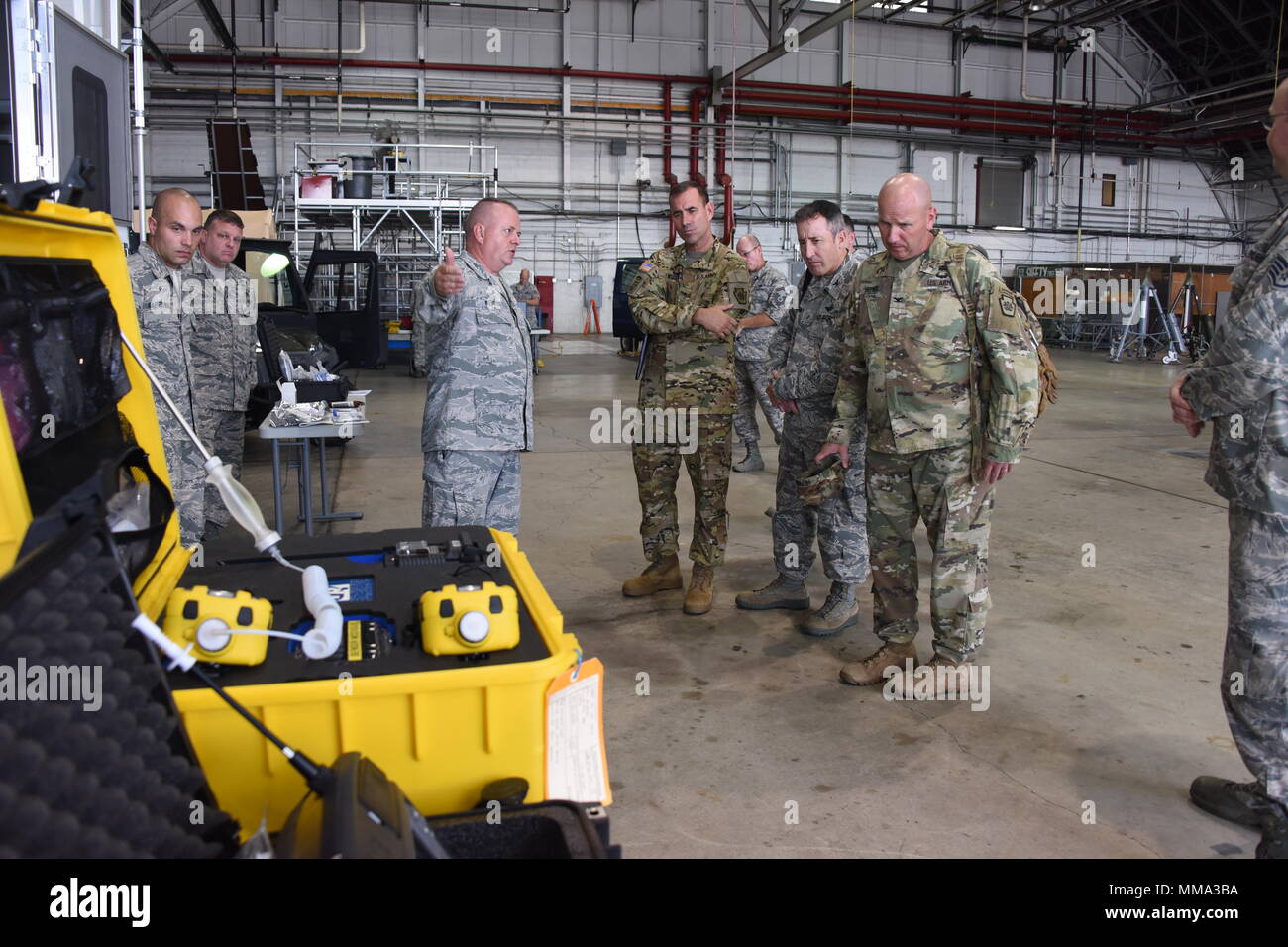 Le Brigadier-général Dave Wood, directeur du Texas Air National Guard personnel conjoint, la Garde nationale de l'air Visites pour discuter de leur rôle dans les opérations domestiques au 171e Escadre de ravitaillement en vol près de Pittsburgh en Pennsylvanie, le 14 janvier 2016. Les clients de l'événement comprenait également le Colonel Sam Hayes, J3 Directeur des opérations nationales, le Colonel Robert Hepner, titulaire J3 Directeur des opérations nationales, le Colonel Rick Davison, Vice-J3, le Lieutenant-colonel Pershing Markle, directeur adjoint des opérations domestiques et le capt Phil Maher les opérations en cours. (U.S. Photo de la Garde nationale aérienne capitaine principal Sgt. Shawn Moine) Banque D'Images