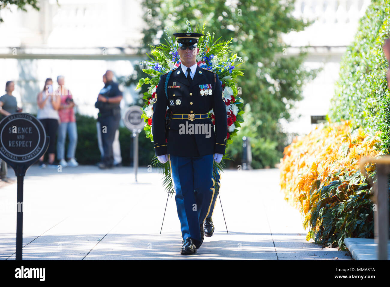 Tomb Guard Sentinel est un membre du 3rd U.S. Infantry Regiment chargé de garder la tombe du soldat inconnu au cimetière national d'Arlington. Une sentinelle passe devant une couronne de cérémonie lors d'un hommage diplomatique en 2017. Les archives photographiques documentent le mouvement de la garde de précision et l'observance militaire formelle. Banque D'Images