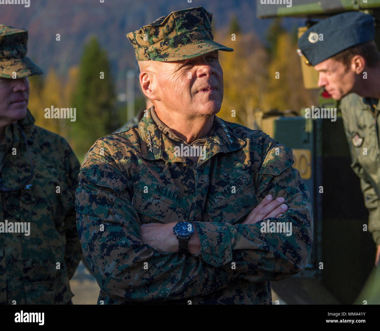 Commandant de la Marine Corps le général Robert B. Neller observe l'exposition statique à Setermoen, la Norvège, le 28 septembre 2017. Neller visité Setermoen pour renforcer l'armée à militaires entre les deux pays. (U.S. Marine Corps photo par le Cpl. Samantha K. Braun) Banque D'Images