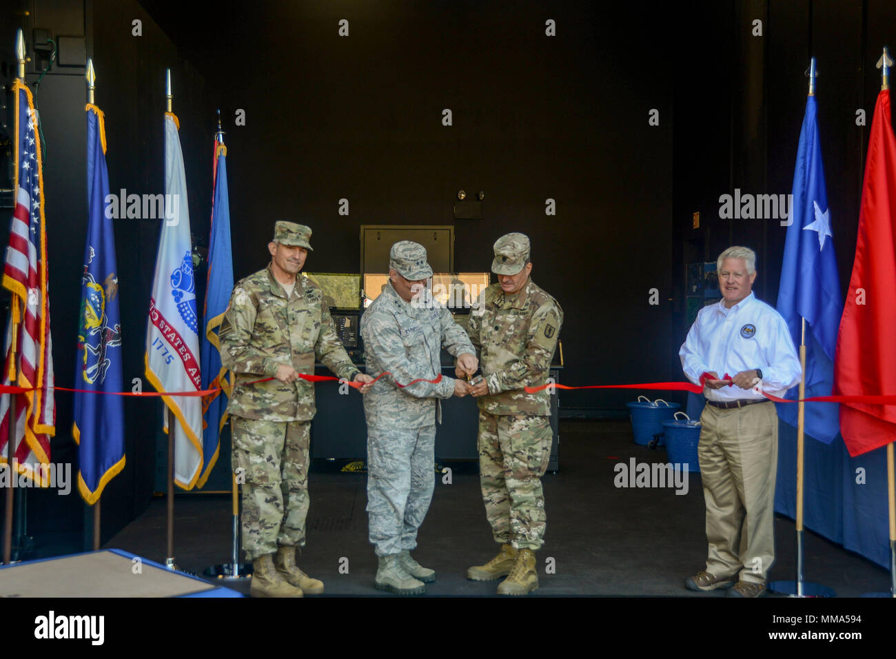 Le major-général Tony Carrelli, New York de l'adjudant général, et le ...