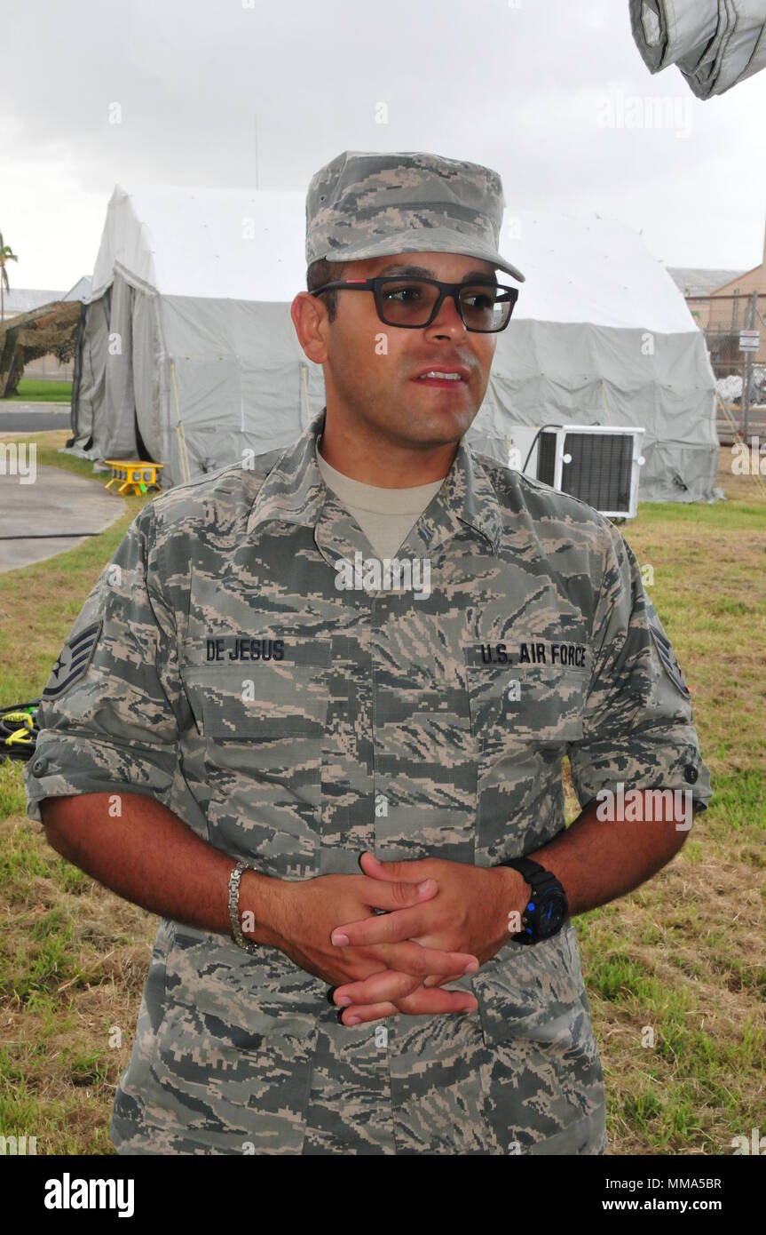 SSgt. Hector de Jésus se place en avant du triage tentes il a aidé à assembler pour se préparer pour les personnes évacuées à Muniz Air Base à Porto Rico. (U.S. Air National Guard photo : Capt Matt Murphy) Banque D'Images