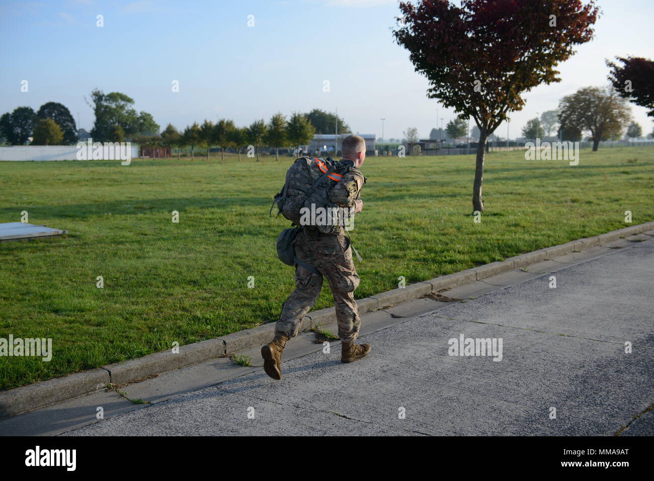 Le caporal de l'armée américaine. Zachery Frederick s'exécute à la fin d'un 12-mile ruck mars, la première partie de 39e Bataillon du signal stratégique du commandant du premier moment de la formation, sur la base aérienne de Chièvres, Belgique, 20 août 2017. (U.S. Photo de l'armée par Visual Spécialiste de l'information, Pierre-Etienne Courtejoie) Banque D'Images