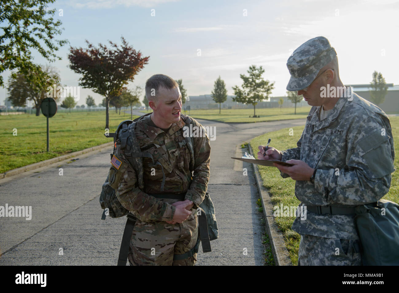 Le caporal de l'armée américaine. Zachery Frederick, à gauche, pour les rapports Le s.. Après avoir terminé un Daye Michael 12-Mile ruck mars, pour 39e Bataillon des transmissions stratégiques du commandant du premier moment de la formation sur la base aérienne de Chièvres, Belgique, 20 août 2017. (U.S. Photo de l'armée par Visual Spécialiste de l'information, Pierre-Etienne Courtejoie) Banque D'Images