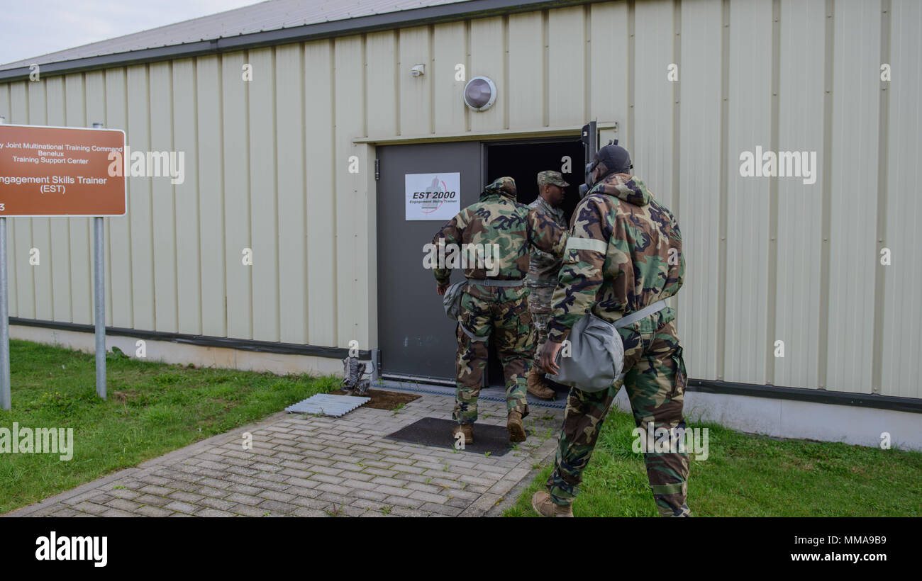 La CPS de l'armée américaine. Shaqueel Tabb et le Cpl. Zachery Frederick, à la fois avec 39e Bataillon des transmissions stratégiques, entrez l'Engagement Formateur Compétences bâtiment 2 avec des protections, après un 12-mile ruck mars et passe à travers un nuage de gaz CS dans l'initiative de l'autre, sur la base aérienne de Chièvres, Belgique, 20 août 2017. (U.S. Photo de l'armée par Visual Spécialiste de l'information, Pierre-Etienne Courtejoie) Banque D'Images