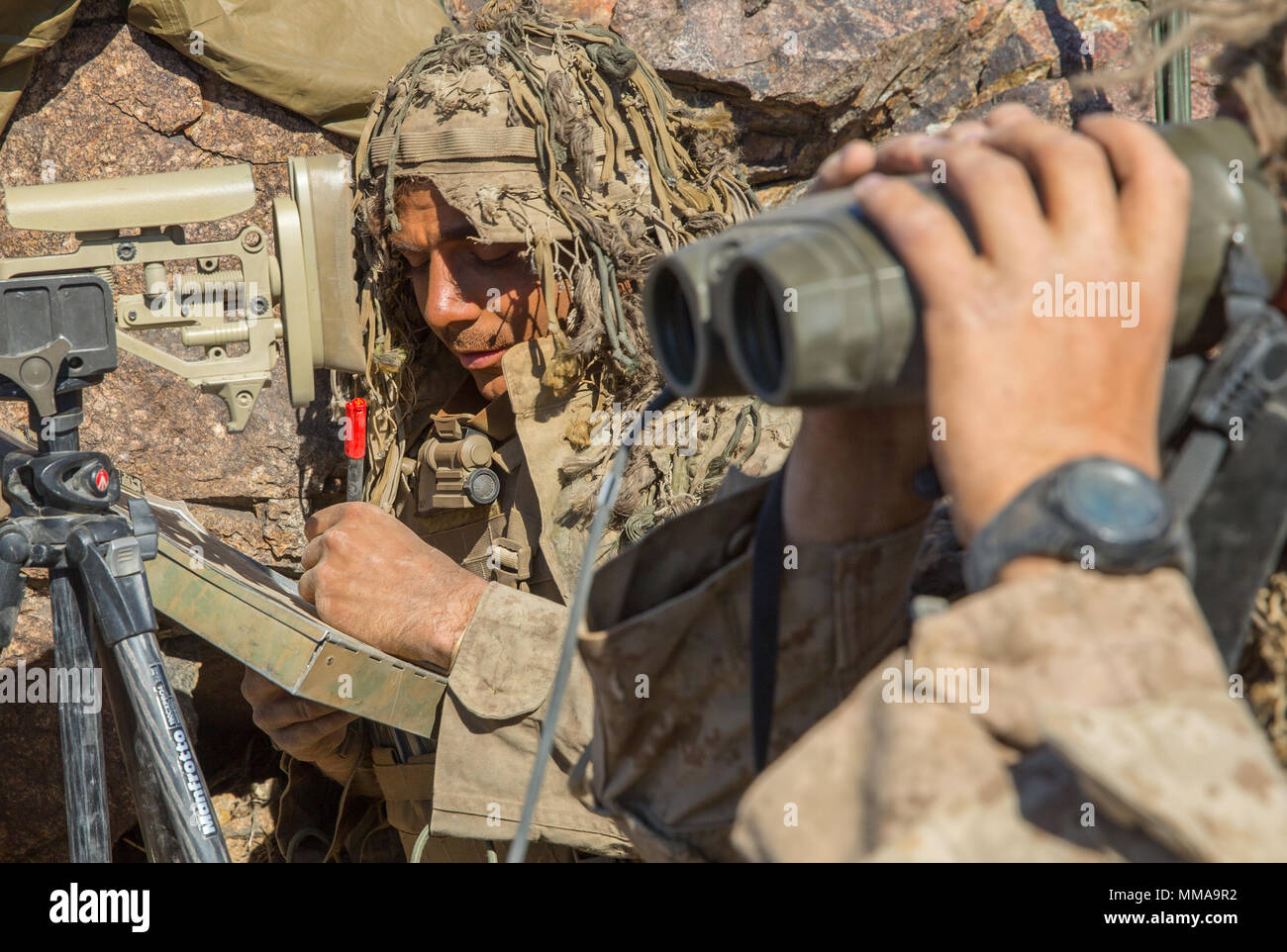 Le Corps des Marines des États-Unis. Logan Stutte, gauche, et lance le Cpl. Zachery Nelson, les deux soldats du régiment avec l'entreprise de surveillance et d'acquisition (RSTAC), 1 Division de marines, confirmer des cibles sur un site au cours d'une opération de terrain à Fort Irwin, en Californie, le 2 octobre 2017. RSTAC est une société conçue pour renforcer la maîtrise des opérations pour sniper scout exercices de niveau de service. (U.S. Marine Corps photo par Lance Cpl. Alexa M. Hernandez) Banque D'Images