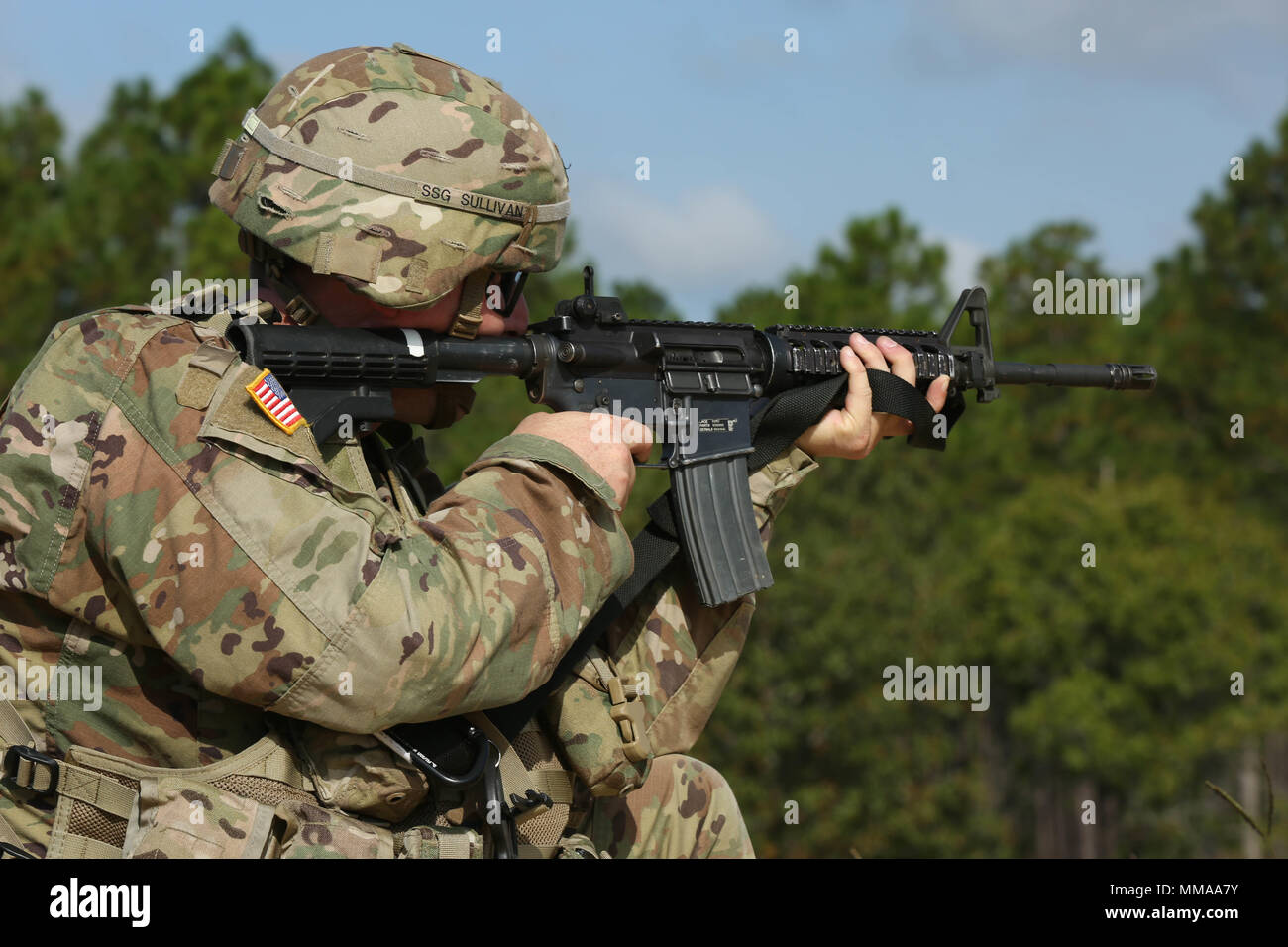 Le sergent de l'armée américaine. Eric Sullivan, affecté à l'Armée Blanchfield hôpital communautaire, tire une carabine M-4 au cours des 2017 Meilleurs Concours infirmier à Fort Bragg, N.C., 18 Septembre, 2017. La concurrence à l'épreuve la force mentale et physique, ainsi que la compétence technique, de chaque infirmier à identifier l'équipe aller de l'avant pour représenter la région au prochain niveau de la concurrence. (U.S. Photo de l'armée par la FPC. Meleesa Gutierrez) Banque D'Images