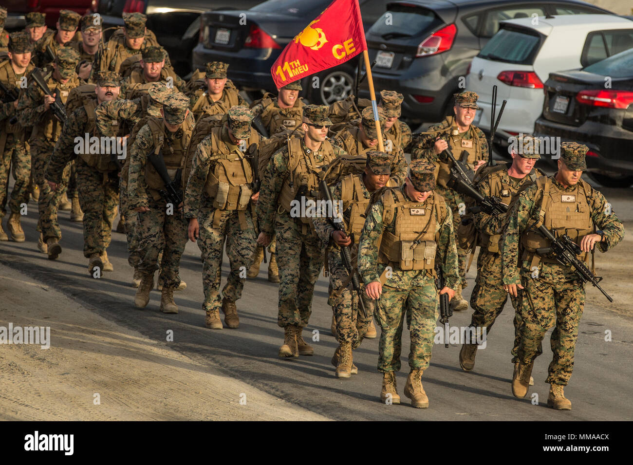 La 11th Marine Expeditionary Unit est une force d'intervention rapide du corps des Marines des États-Unis basée à Camp Pendleton, en Californie. Le 29 septembre 2017, les Marines et les marins ont effectué une randonnée de conditionnement pour améliorer l'endurance, la force et la cohésion de l'unité. La photographie d'archive documente l'exercice d'entraînement physique organisé sur l'installation. Banque D'Images