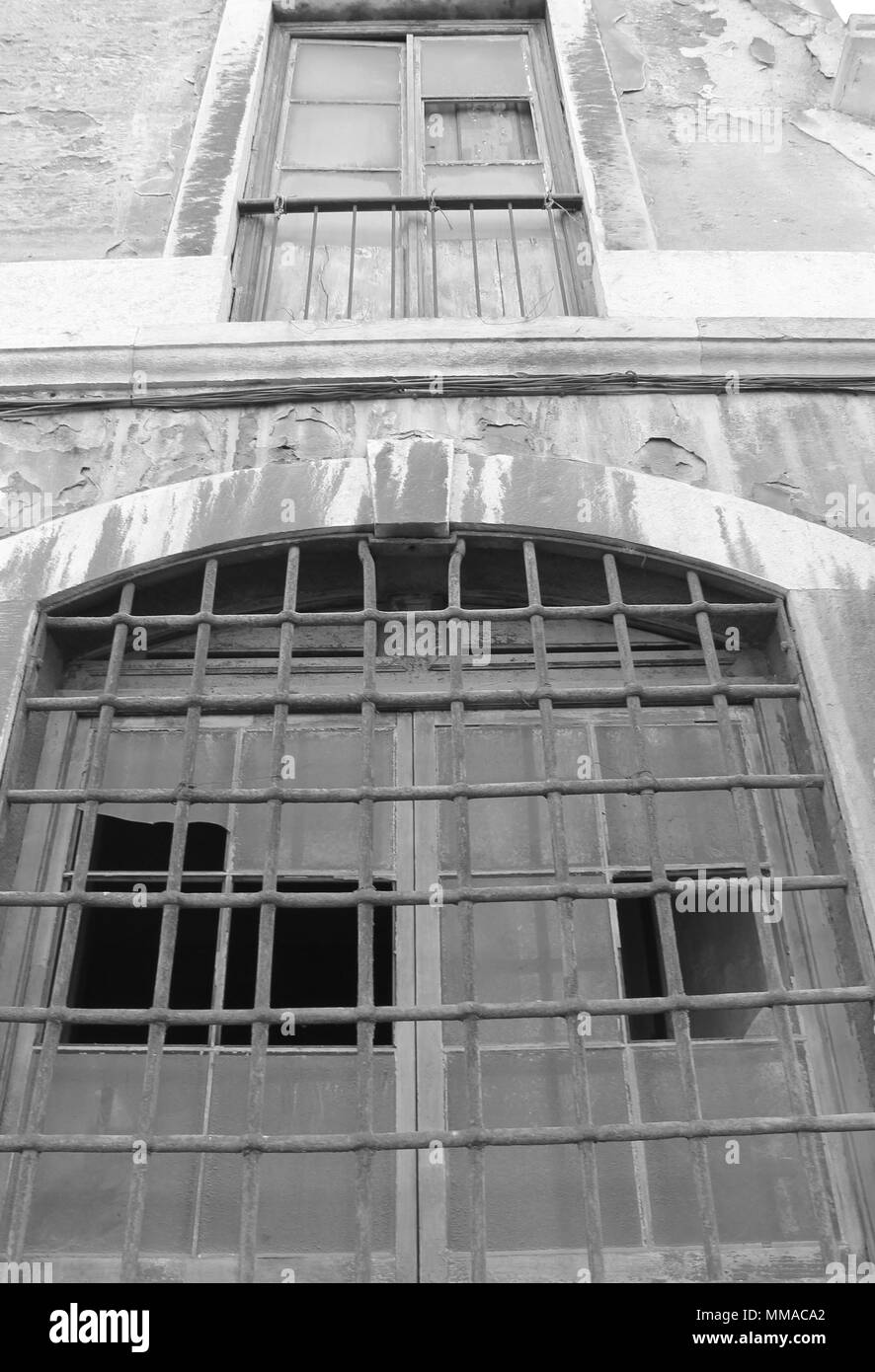 Prison abandonnée en noir et blanc Banque D'Images