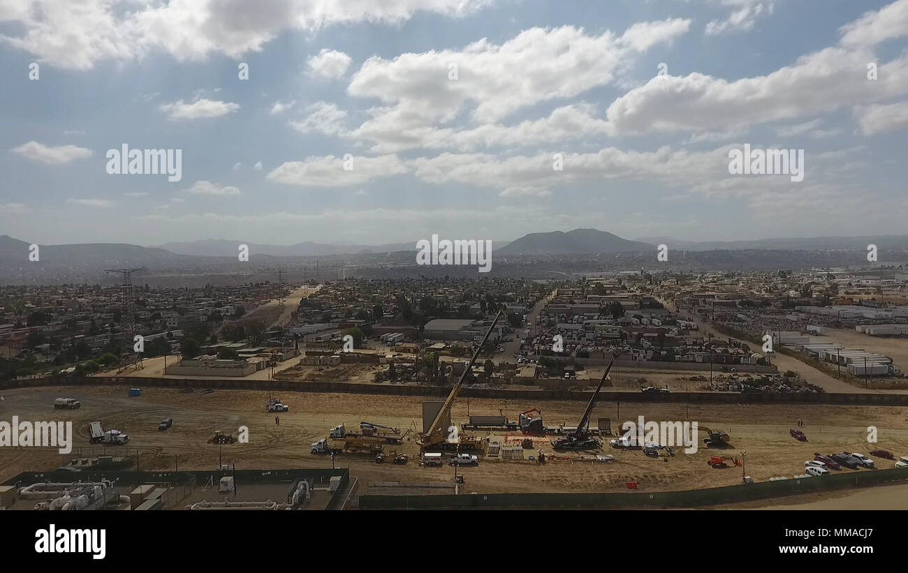 Une vue aérienne d'un chantier en cours près de l'Otay Mesa Port d'entrée à l'extérieur de San Diego, Californie, montre les équipages jeter les bases pour la construction des prototypes du projet de mur à la frontière entre les États-Unis et le Mexique le 3 octobre 2017. U.S. Customs and Border Protection Photo Banque D'Images