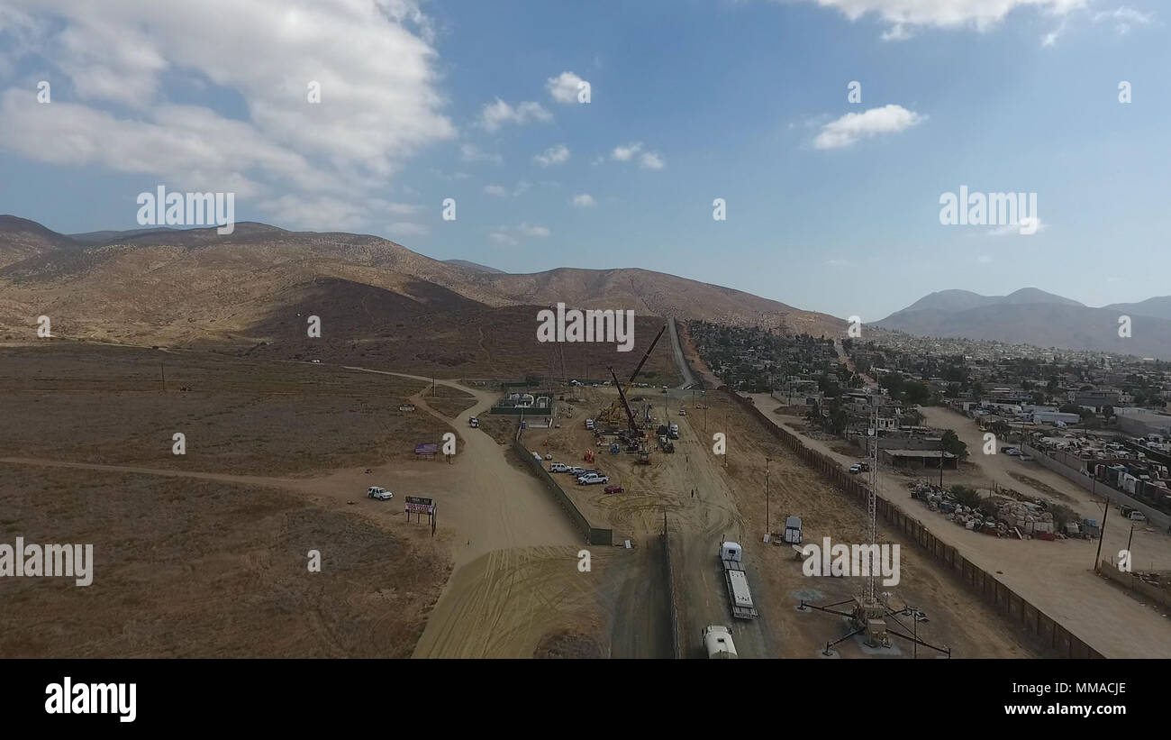 Une vue aérienne d'un chantier en cours près de l'Otay Mesa Port d'entrée à l'extérieur de San Diego, Californie, montre les équipages jeter les bases pour la construction des prototypes du projet de mur à la frontière entre les États-Unis et le Mexique le 3 octobre 2017. U.S. Customs and Border Protection Photo Banque D'Images