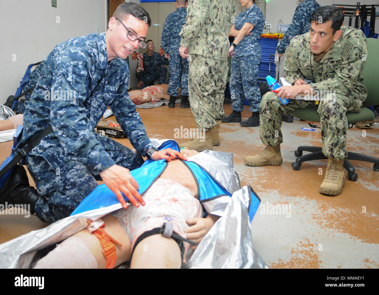 SAN ANTONIO (oct. 5, 2017) 1ère classe Corpsman Hôpital Matthieu Rangel, droite, un instructeur assigné à la formation en médecine de la Marine Support Center, grades un hôpital corpsman (HM) 'A' l'école secondaire qu'il encapsule une couverture autour d'un patient simulé lors d'un dernier exercice à l'éducation et de la formation médicale à bord du Campus Joint Base San Antonio - Fort Sam Houston, au Texas. Les étudiants sont dans la première classe à passer par un 'A' HM révisé programme scolaire qui intègre le système Tactique de Combat (TCCC) Bien entendu, comme l'exercice final, la première fois que cette qualité essentielle h Banque D'Images