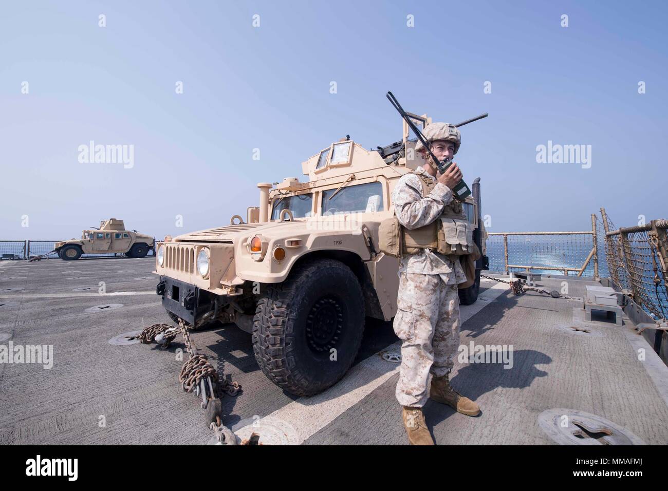 170929-N-UK248-161 DÉTROIT D'ORMUZ (sept. 29, 2017) Le Sgt. Faustino Garciasilva, affecté à la 15e Marine Expeditionary Unit (15e MEU) à bord du navire de débarquement quai amphibie USS Pearl Harbor (LSD 52), se tient pour une veille radio M1151A1 capacité élargie armament carrier fixée à l'envol du navire. Pearl Harbor est une partie de l'Amérique du groupe amphibie, qui est déployée à l'appui d'opérations de sécurité maritime et les efforts de coopération en matière de sécurité dans le théâtre dans la 5e flotte américaine zone d'opérations. (U.S. Photo par marine Spécialiste de la communication de masse 2e classe Kristina Young/libérés) Banque D'Images