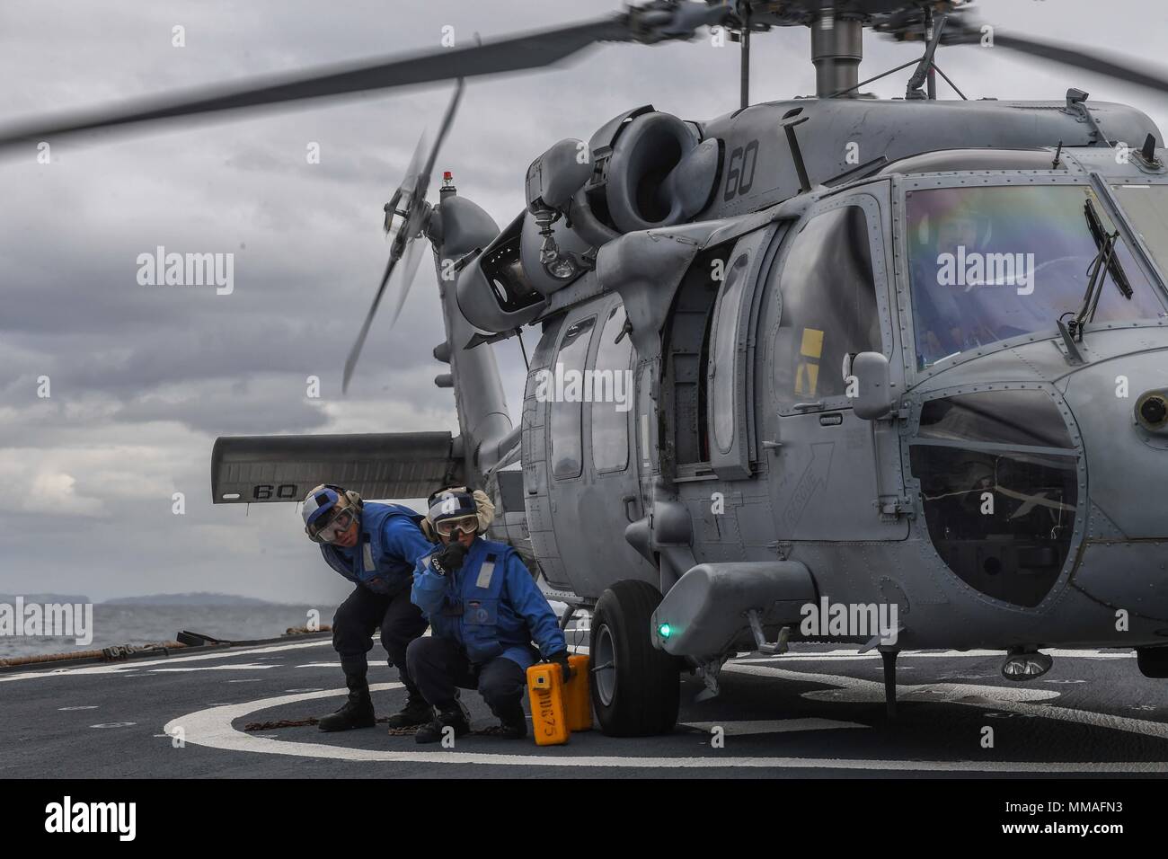 171003-N-FP878-097 Mer d'Irlande (oct. 3, 2017) Maître de Manœuvre 2e classe Shadi Azhari est le signe d'un MH-60 Sea Hawk affecté à la "mer des Chargers hélicoptère de combat de l'Escadron (HSC) 26 à bord de la classe Arleigh Burke destroyer lance-missiles USS Donald Cook (DDG 75) au cours de l'exercice Joint Warrior 17-2. Le Royaume-Uni, dirigée par l'exercice multinational développe l'interopérabilité et la coopération dans toutes les zones de combat. (U.S. Photo par marine Spécialiste de la communication de masse 1re classe Theron J. Godbold/libérés) Banque D'Images