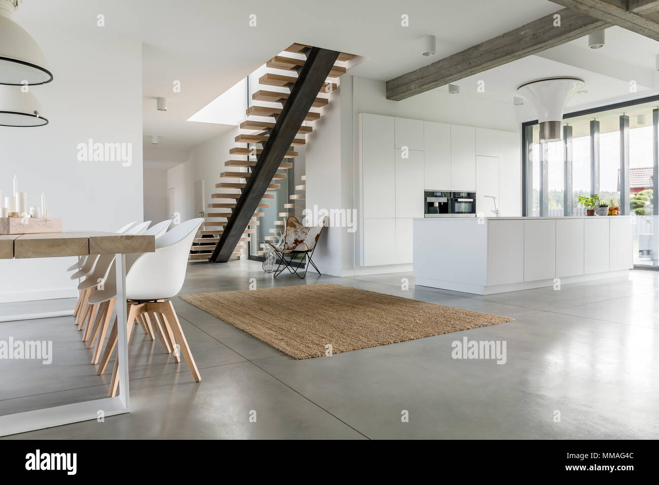 Appartement étage ouvert avec escalier, table de salle à manger et cuisine Banque D'Images