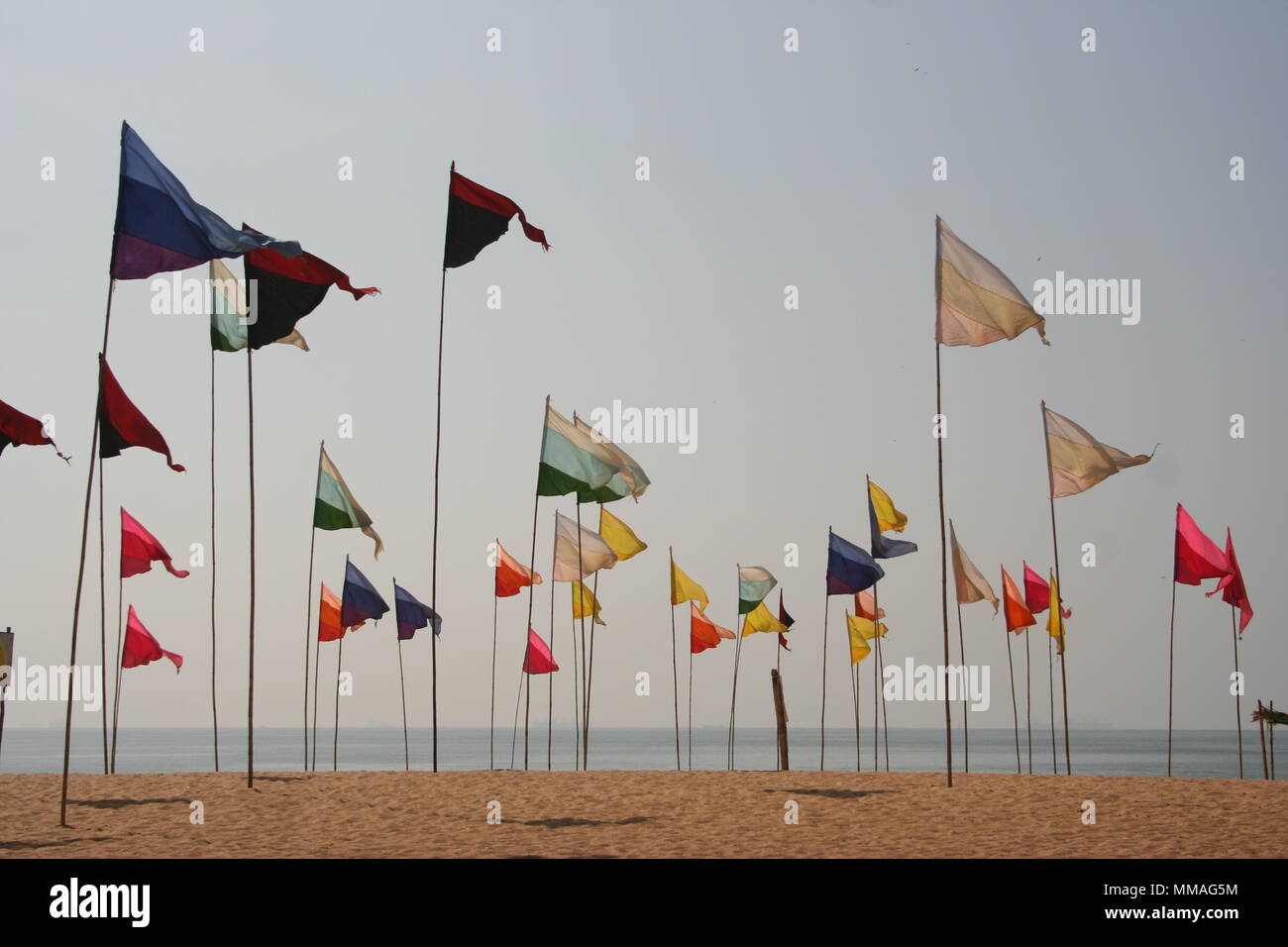 Drapeaux sur la plage Banque de photographies et d’images à haute — free download
