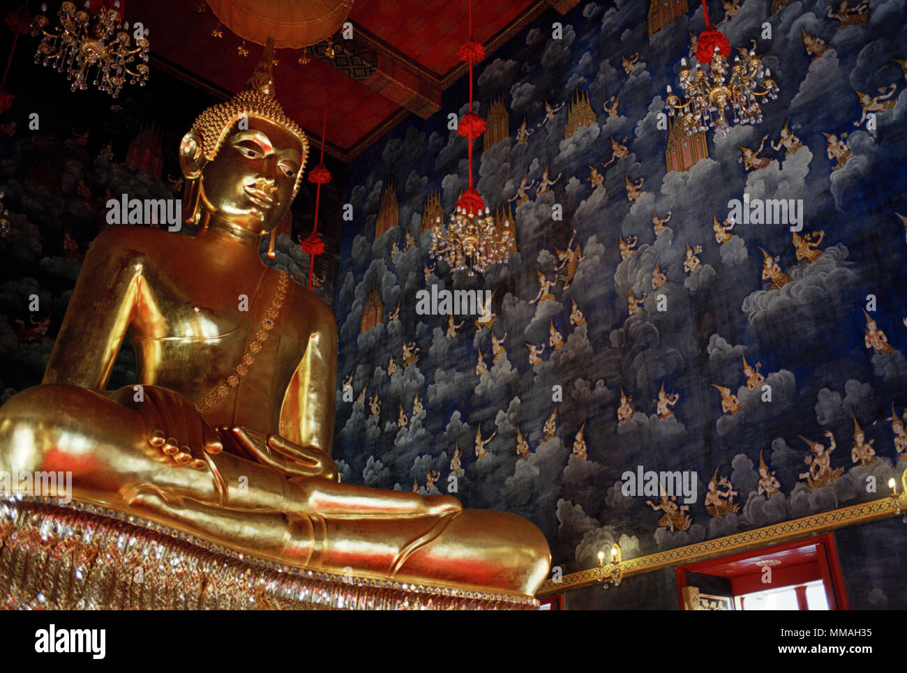 Le Bouddha et une fresque des anges dans l'ubosot du temple bouddhique Wat Ratchakunchon Thewa à Bangkok en Thaïlande en Asie du Sud-Est Extrême-Orient. Banque D'Images