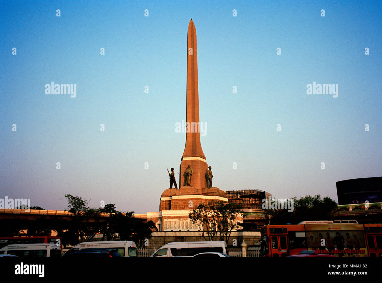 Monument de la victoire de l'obélisque en Ratchathewi district à Bangkok en Thaïlande en Asie du Sud-Est Extrême-Orient. Bâtiment historique histoire de la ville de Blue Voyage Banque D'Images