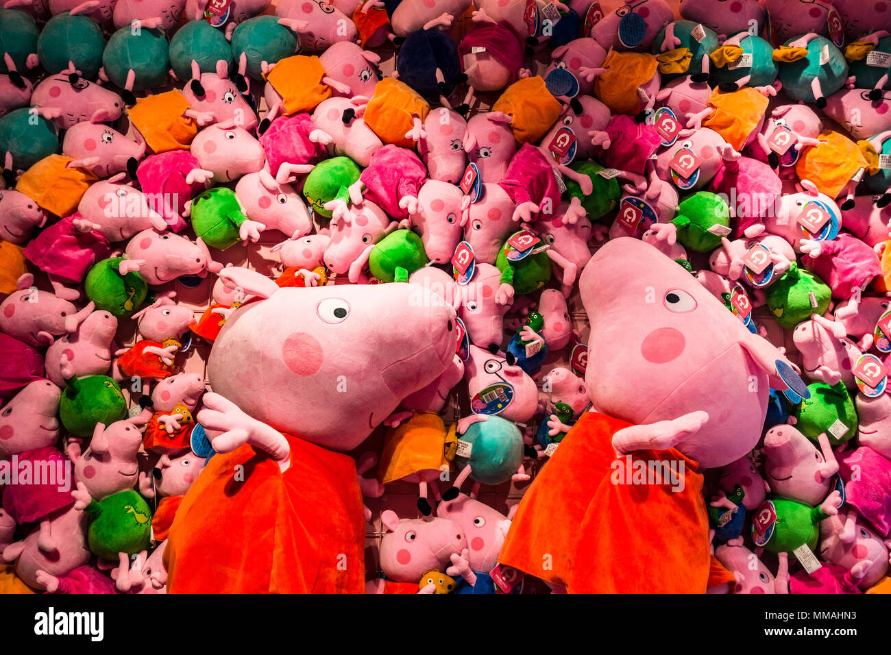 Peppa Pig jouets en peluche, poupée Peppa Pig et l'arrière-plan de petits cochons Banque D'Images