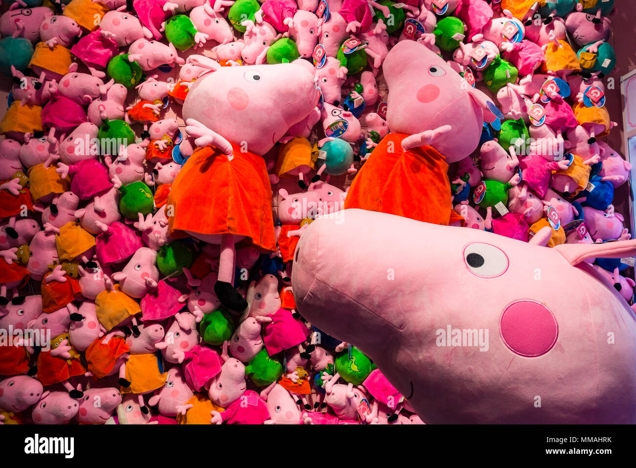 Peppa Pig jouets en peluche, big Peppa Pig et l'arrière-plan de petits cochons Banque D'Images