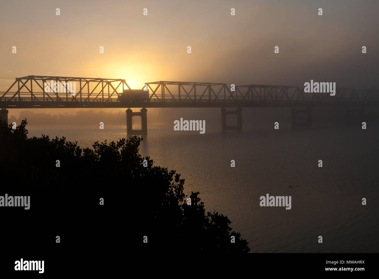 Lever du soleil derrière le Martin Pont sur la Rivière Manning, Mettet, NSW, Australie Banque D'Images