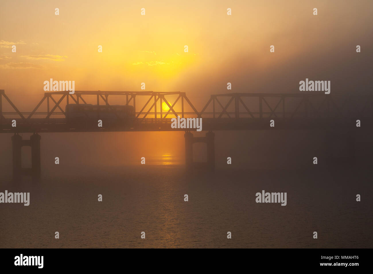 Lever du soleil derrière le Martin Pont sur la Rivière Manning, Mettet, NSW, Australie Banque D'Images