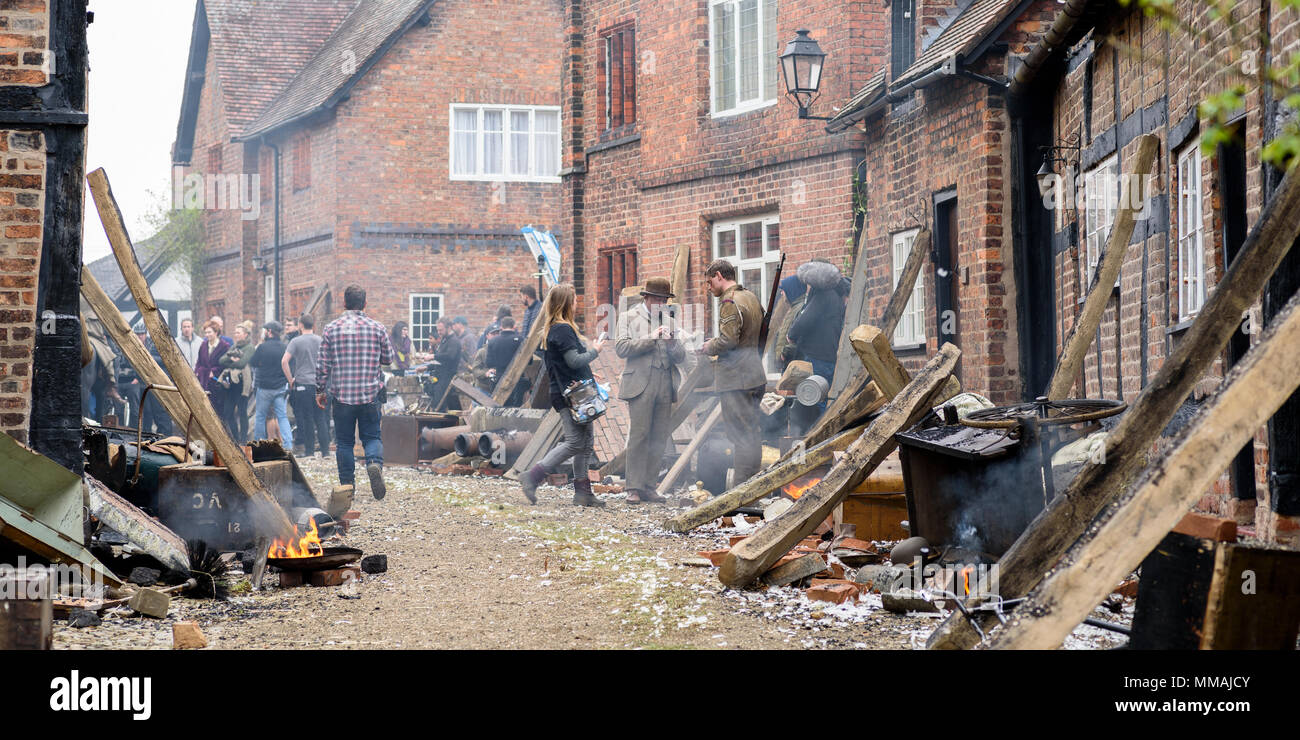 Great Budworth, UK. Le 9 avril, 2018. Acteurs habillés en costumes de style édouardien et l'équipe du film, mettant en vedette dans le nouveau BBC drama 'Guerre des Mondes' par HG Wells, Banque D'Images