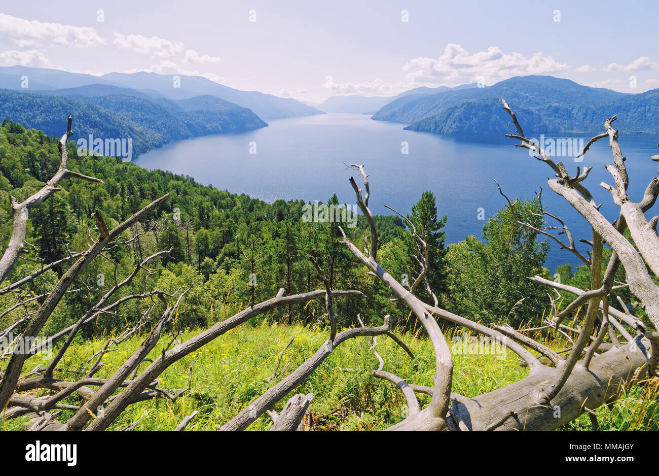 La Russie, de la Sibérie.Vue du lac Teletskoye de la montagne. Chichilgan Vue de la principale partie sud du lac dans la vallée de montagne Banque D'Images