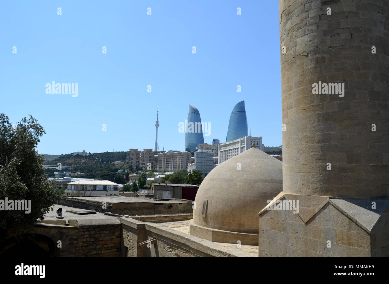 Vue panoramique de Bakou, la capitale de l'Azerbaïdjan situé par la mer Caspienne mer. Vu d'un hammam. Banque D'Images