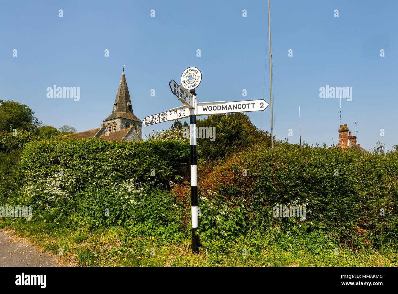 Panneau à la croisée des chemins en Orient Stratton près de Winchester, Hampshire dans le sud de l'Angleterre se dirigeant à Woodmancott et villes et villages Banque D'Images