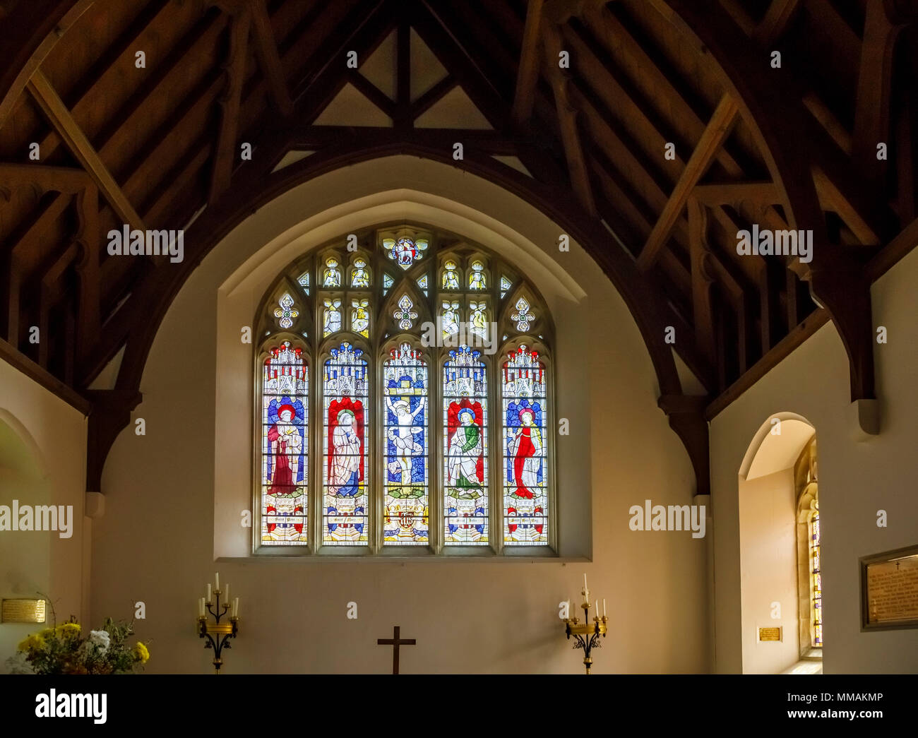 Vitraux de tous les saints de l'église paroissiale, à l'Est Stratton, un petit village près de Winchester, dans le Hampshire, dans le sud de l'Angleterre Banque D'Images