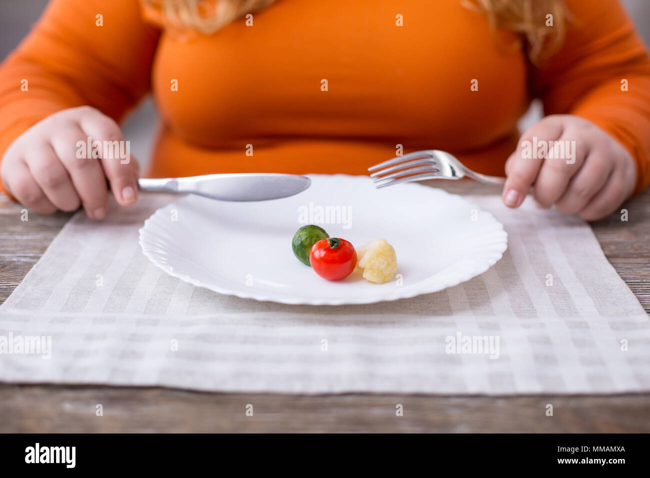 Femme potelée d'être sur un régime alimentaire sain Banque D'Images