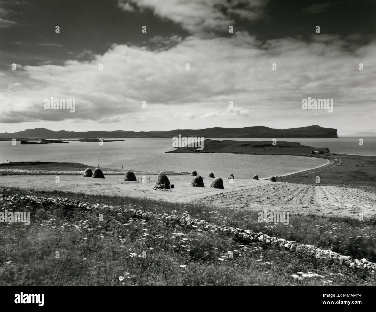 Voir SW de Trumpan churchyard, Waternish, île de Skye, Royaume-Uni, sur un champ de foin traditionnel avec la baie d'Ardmore & Point, & Loch Dunvegan et chef de l'arrière Banque D'Images