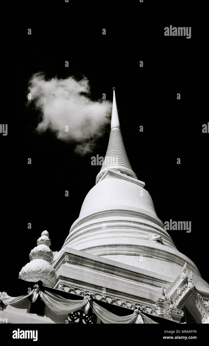 Image de clair-obscur dramatique Wat Pathum Wanaram bouddhiste à Bangkok en Thaïlande en Asie du Sud-Est Extrême-Orient. Billet d'architecture bouddhisme B&W Banque D'Images