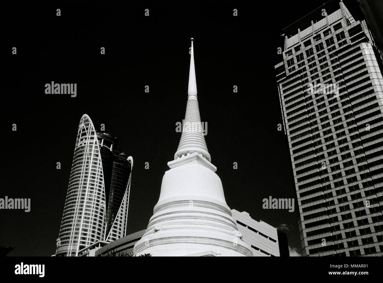 Image de clair-obscur dramatique Wat Pathum Wanaram bouddhiste à Bangkok en Thaïlande en Asie du Sud-Est Extrême-Orient. Billet d'architecture bouddhisme B&W Banque D'Images