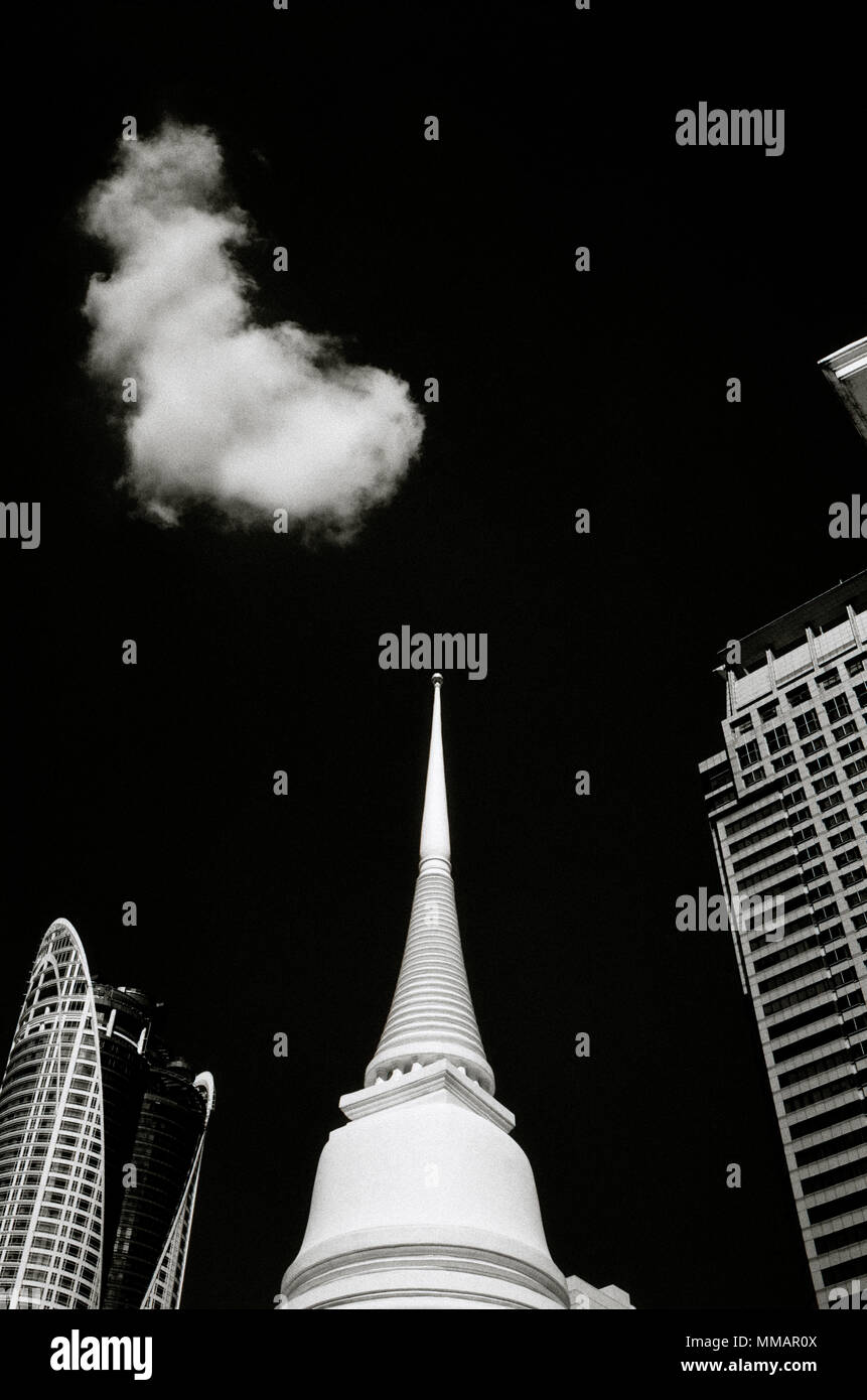 Image de clair-obscur dramatique Wat Pathum Wanaram bouddhiste à Bangkok en Thaïlande en Asie du Sud-Est Extrême-Orient. Billet d'architecture bouddhisme B&W Banque D'Images