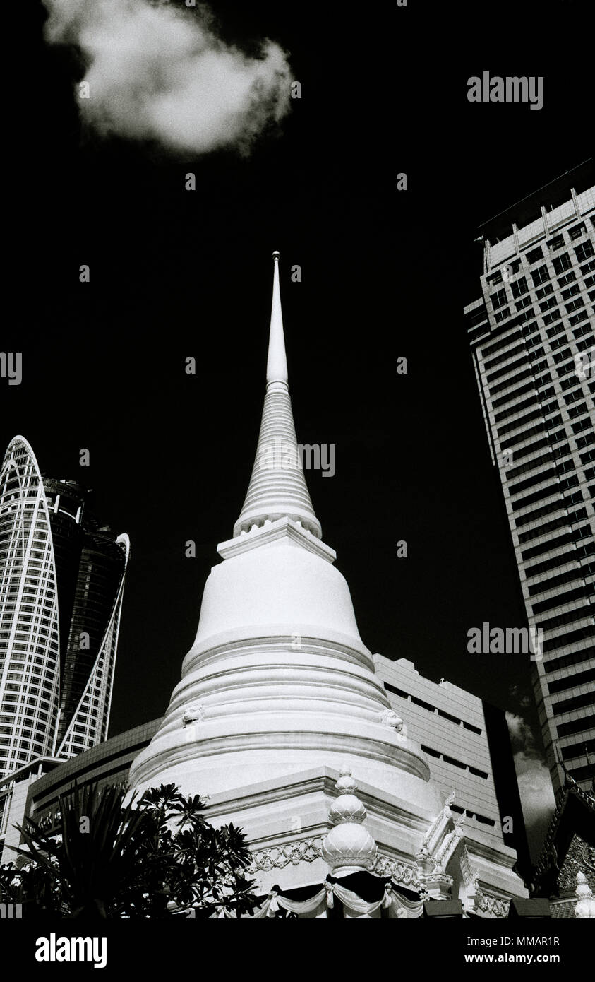 Image de clair-obscur dramatique Wat Pathum Wanaram bouddhiste à Bangkok en Thaïlande en Asie du Sud-Est Extrême-Orient. Billet d'architecture bouddhisme B&W Banque D'Images