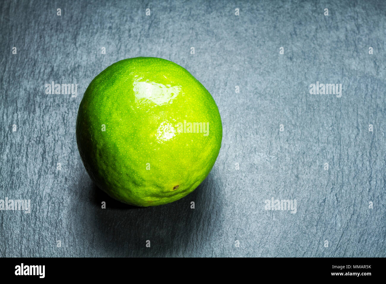 Lime (Citrus aurantifolia) sur une liste de sélection. Banque D'Images