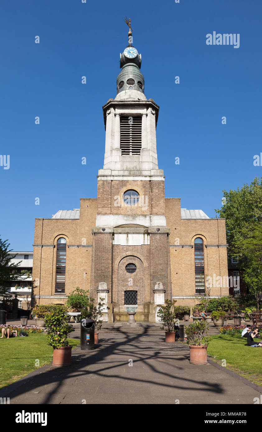 Vue extérieure de St Anne's Church, de St Anne's Gardens, à Soho, Londres. Banque D'Images