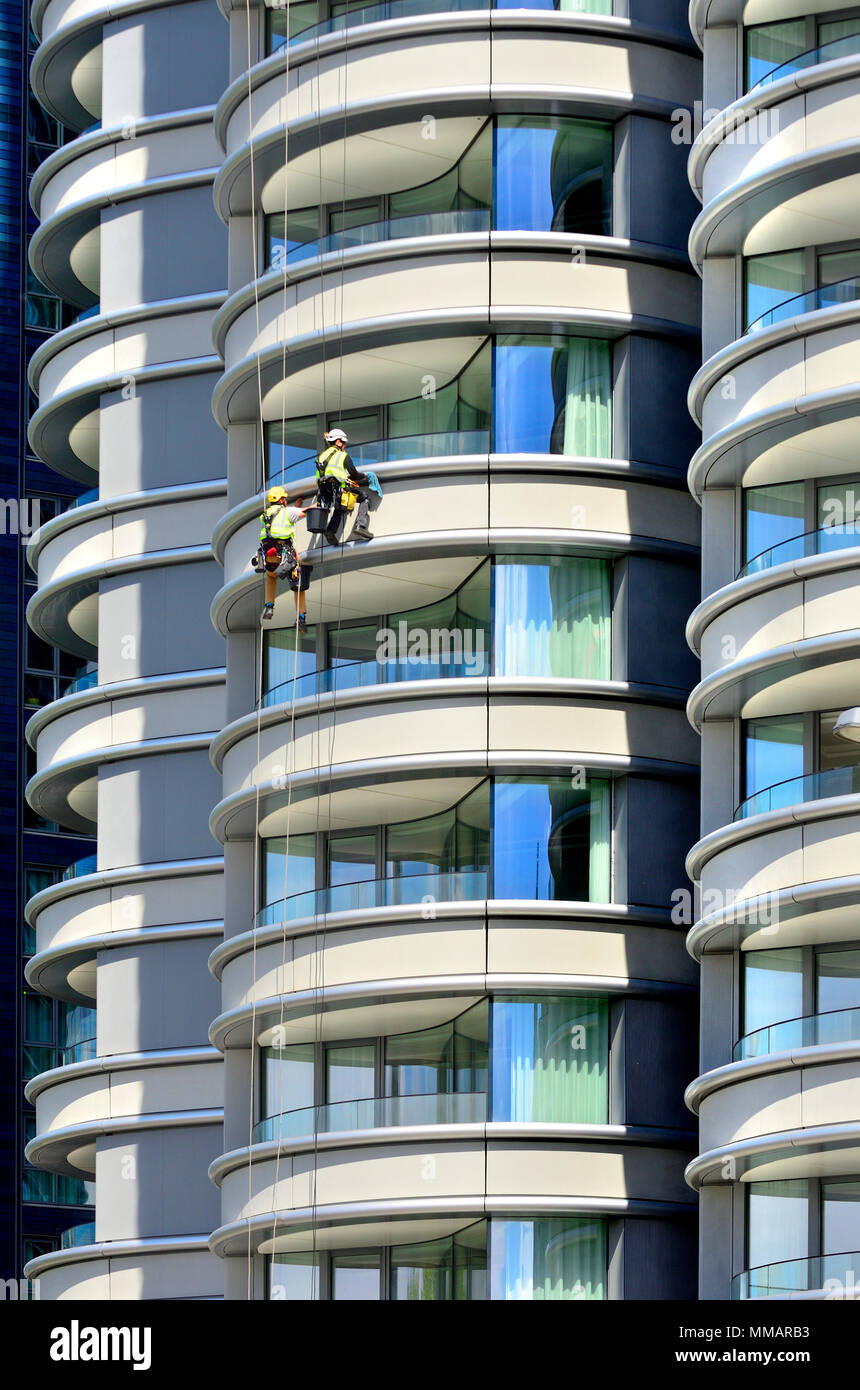 Londres, Angleterre, Royaume-Uni. Les travailleurs d'entretien abseiling down l'immeuble "La Corniche' appartements sur Albert Embankment, Vauxhall Banque D'Images