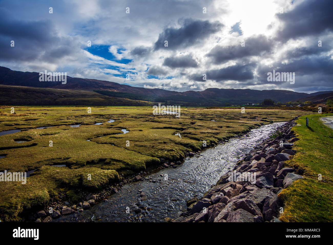 Les marais et les cours d'eau à marée basse à Little Loch Broom dans les Highlands d'Ecosse Banque D'Images