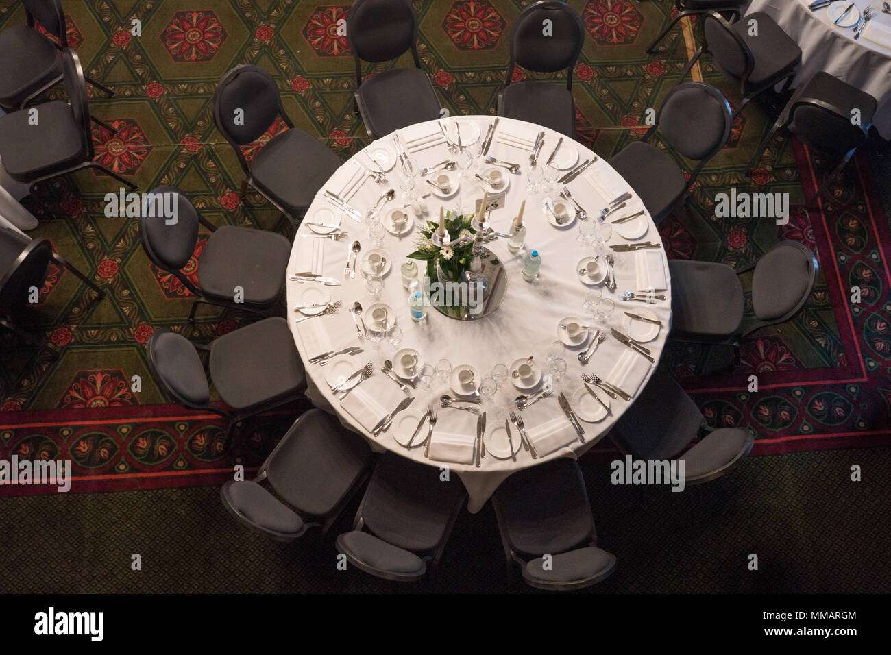 Une vue aérienne d'une table ronde dans la salle à manger au troisième étage de la National Liberal Club à 1 Whitehall Place à Westminster, Londres. Photo Banque D'Images