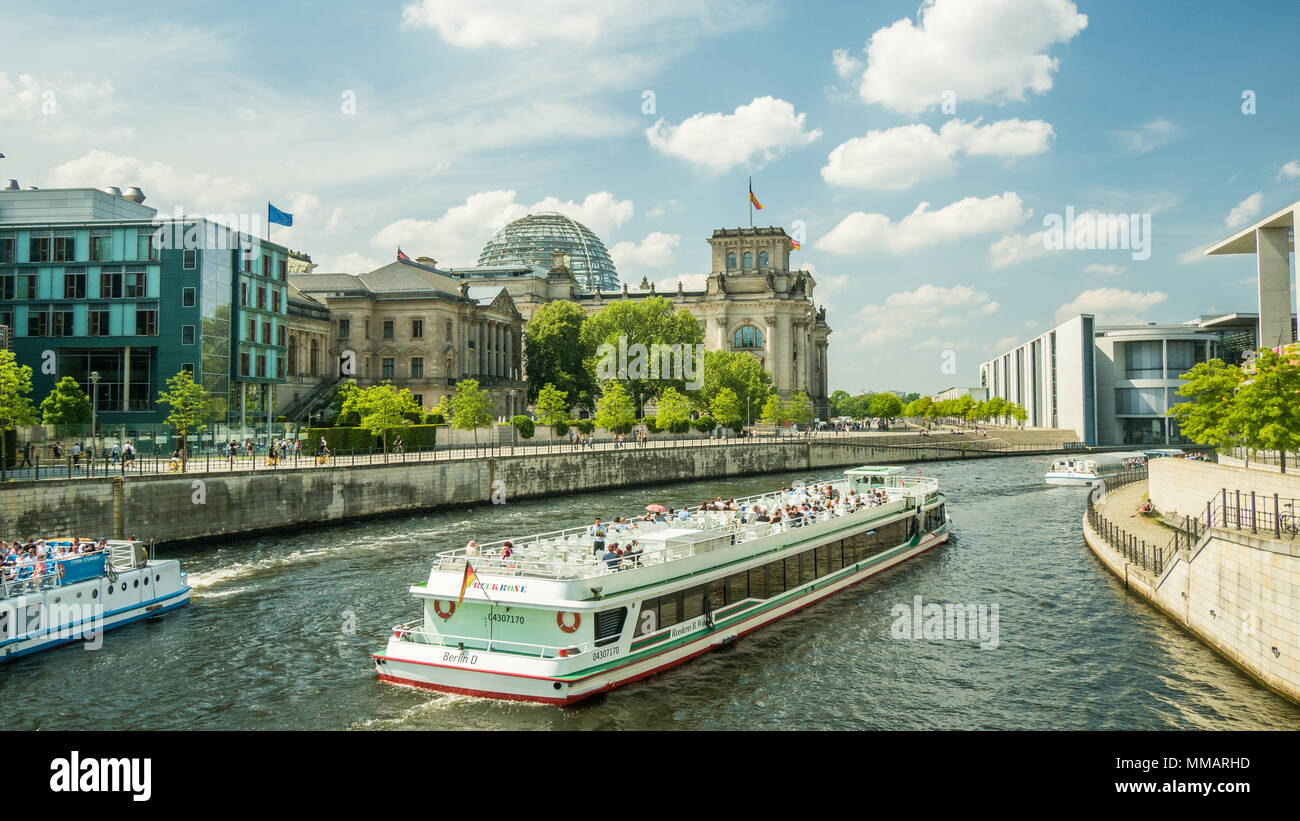 Bateau sur la Spree à Berlin avec le Reichstag en arrière-plan. Banque D'Images