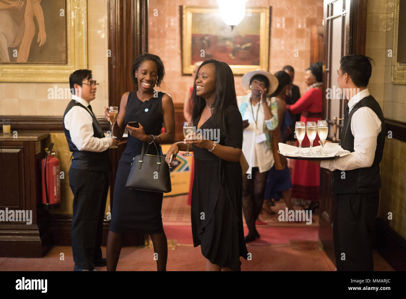 Les personnes bénéficiant d'une fête organisée par l'Afrique du Sommet mondial sur le troisième étage de l'un au Club Libéral National Whitehall Place, Westminster, Londres. Ph Banque D'Images