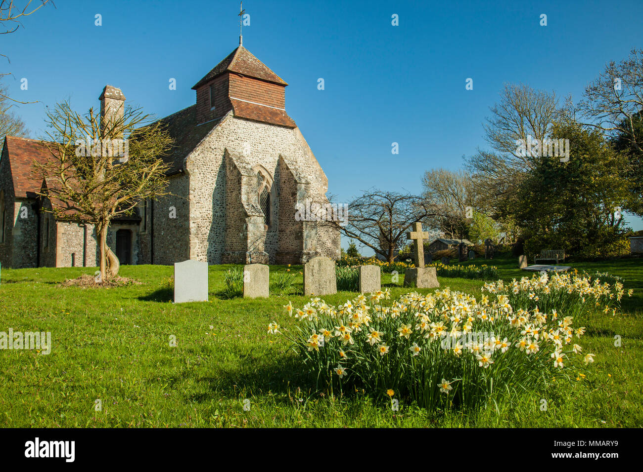 Au printemps à l'église St Mary à Iken Village, East Sussex, Angleterre. Banque D'Images