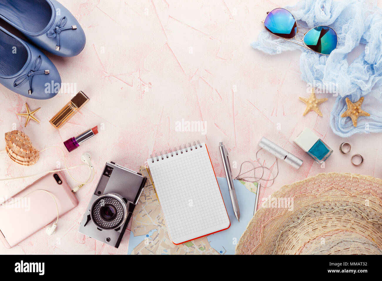 Tenue et les accessoires de voyageur sur fond rose avec copie espace, Travel concept. Banque D'Images
