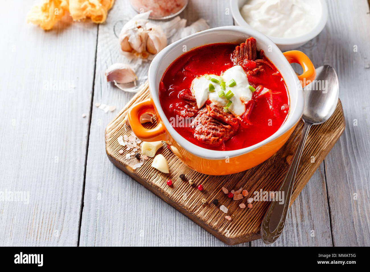 Soupe traditionnelle de la cuisine russe et ukrainienne borchtch. Soupe