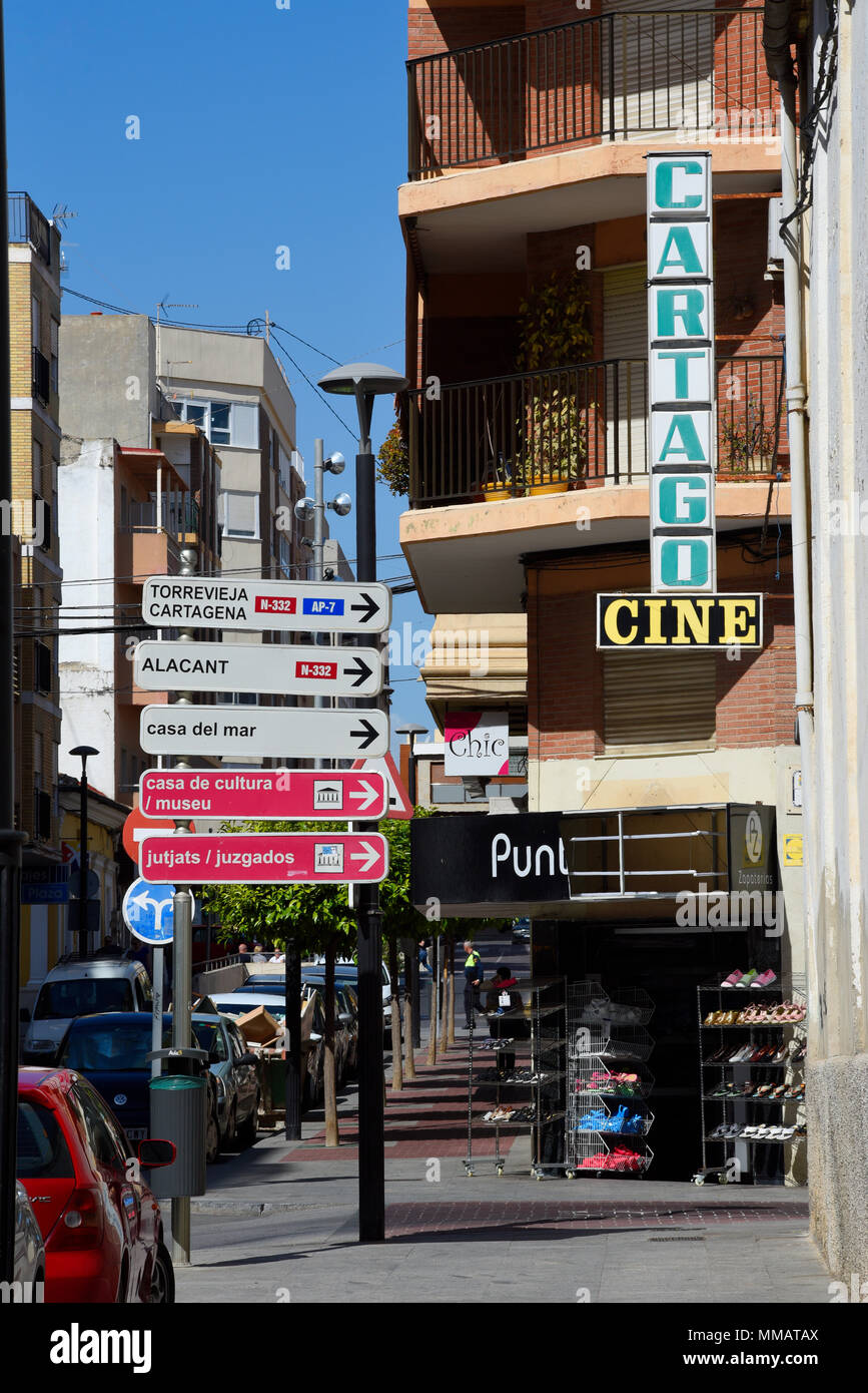 Cartago Ciné cinéma photos, photo maison, Guardamar, Espagne. Carthage. Carrer Enginyer côté Mira street avec ses boutiques. Les panneaux pour Alacant. Cartagena Banque D'Images