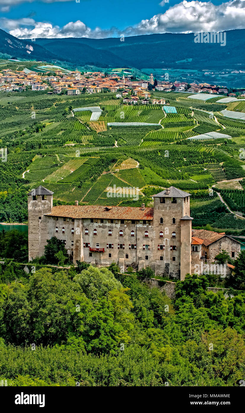 Italie Trentin Cles Château et le lac Photo Stock - Alamy