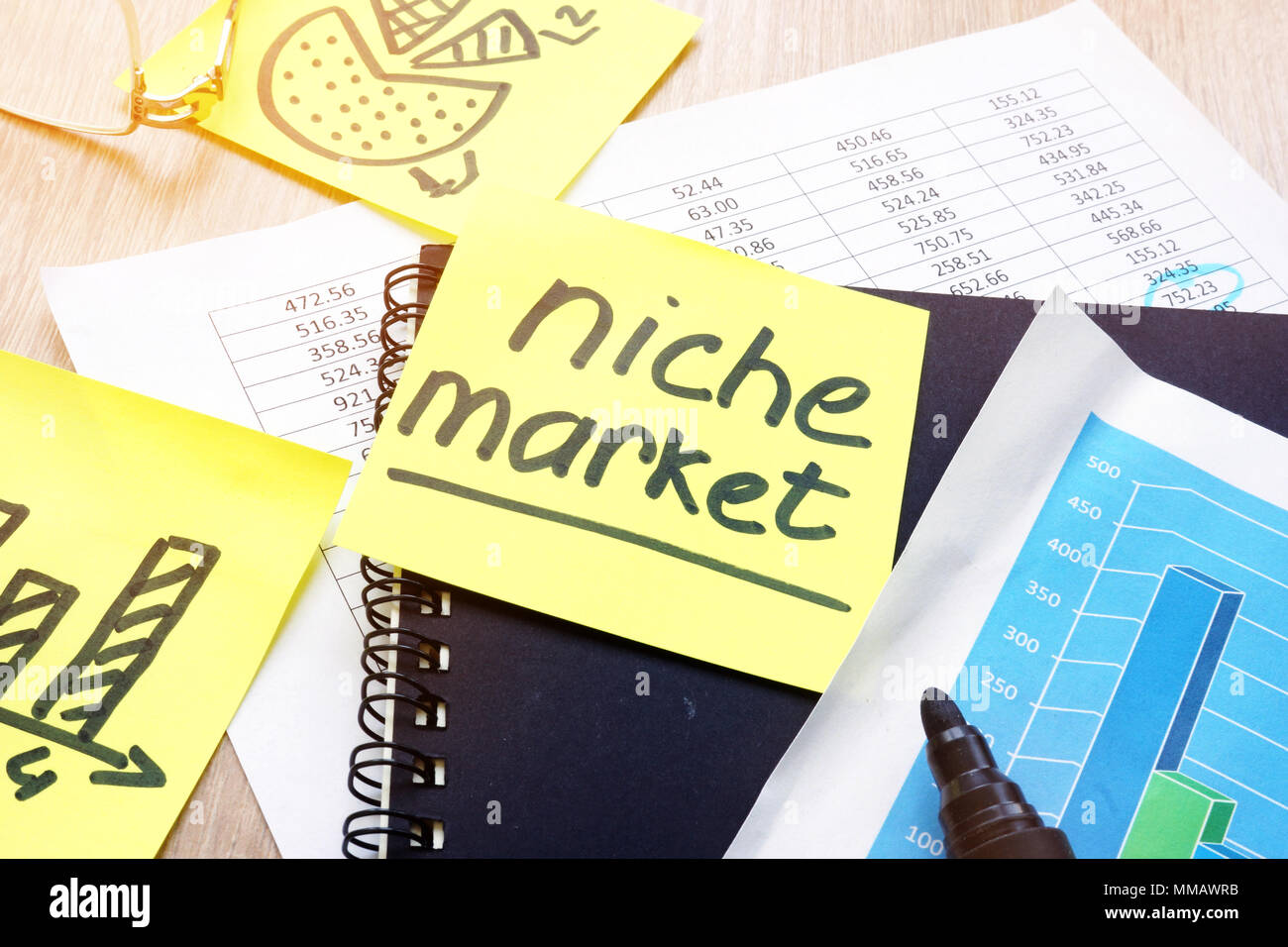 Marché de Niche écrit sur une note de stick. Banque D'Images